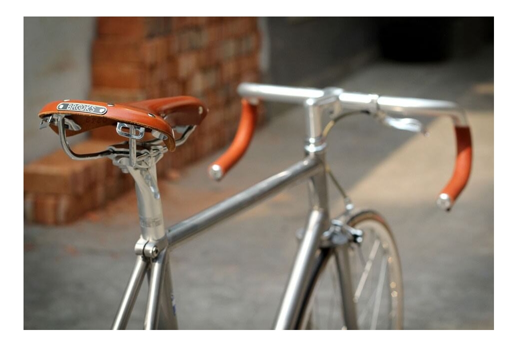 メーカー公式ショップ】 BROOKS(ブルックス) B15 SWALLOW CHROME