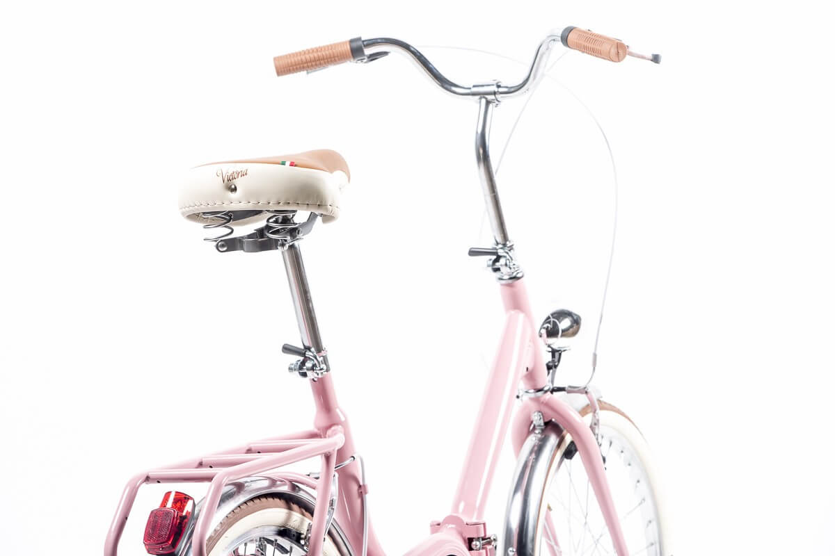 Vélo Pliant Rose Avec Boîte-cadeau Sur Fond Blancdesign Pour La Décoration  Des éléments